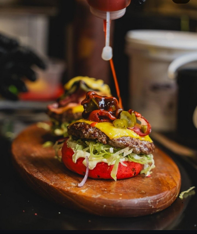 nenad-od-kumanovo-ima-unikaten-burger-bar-vo-belgrad-najskap-e-vegetarijanskiot-burgerite-so-viski-mi-se-zashtiten-znak-28.jpg