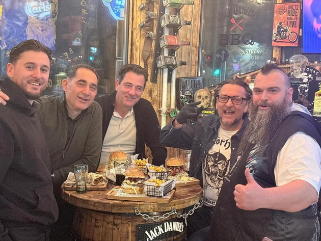 nenad-od-kumanovo-ima-unikaten-burger-bar-vo-belgrad-najskap-e-vegetarijanskiot-burgerite-so-viski-mi-se-zashtiten-znak-32.jpg