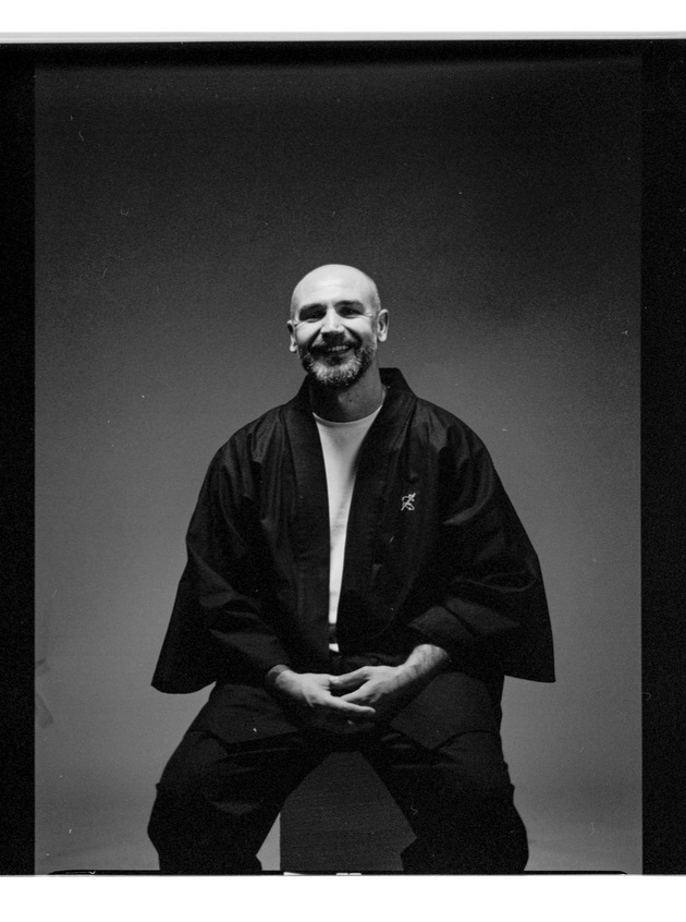 po-povod-21-godina-od-izdavanjeto-na-prviot-album-toni-zen-izdade-premium-set-kutija-so-dva-albuma-na-vinil-i-dve-stihozbirki-14.jpg
