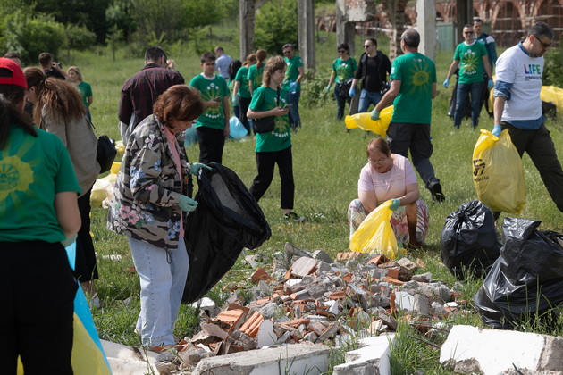 sobravme-nad-1-5-toni-otpad-niz-zemjava-makedonkata-gordana-i-avstriecot-hanes-tvorci-na-generalka-vikend-03.jpg