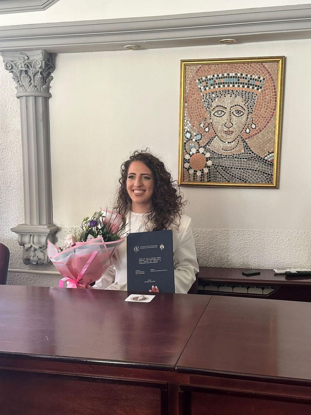 uchev-na-svekji-vo-kontakt-sum-so-bioloshkata-majka-marija-od-pehchevo-porasna-vo-sos-detsko-selo-denes-e-magister-po-pravo-05.jpg