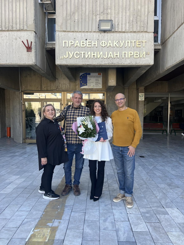 uchev-na-svekji-vo-kontakt-sum-so-bioloshkata-majka-marija-od-pehchevo-porasna-vo-sos-detsko-selo-denes-e-magister-po-pravo-07.jpg