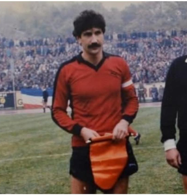 promocija-na-biografskata-kniga-fudbal-pod-senka-za-legendarniot-fudbaler-vasil-ringov-14.jpg