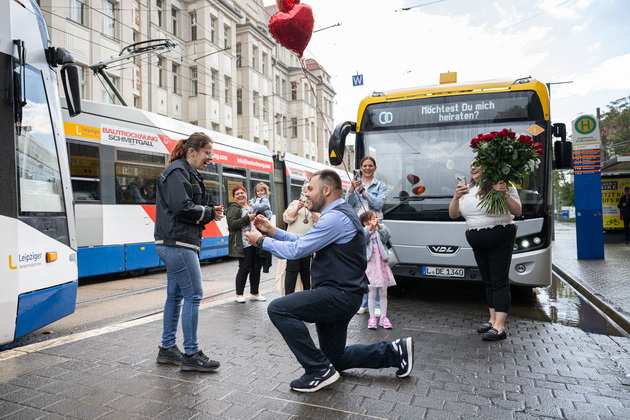 makedonec-unikatno-ja-zaprosi-sakanata-vo-lajpcig-taa-vozi-tramvaj-toj-ja-precheka-na-stanica-so-baloni-i-prsten-03.jpeg