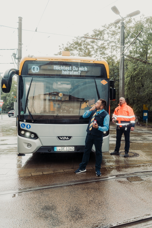 makedonec-unikatno-ja-zaprosi-sakanata-vo-lajpcig-taa-vozi-tramvaj-toj-ja-precheka-na-stanica-so-baloni-i-prsten-05.jpeg