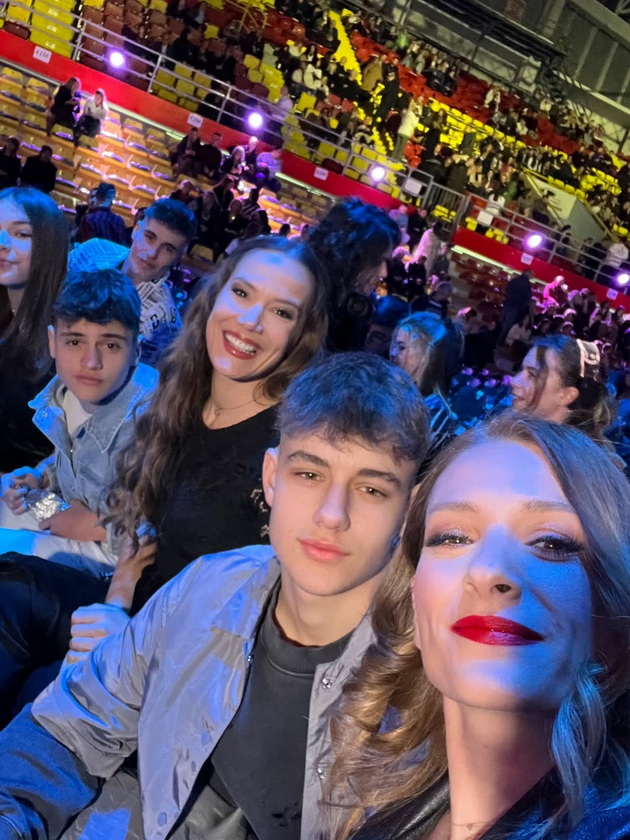 miha-gigov-od-tin-kamp-slavi-matura-caci-pakovska-emotivna-ne-mi-se-veruva-deka-vchera-beshe-11-godishno-dete-07.jpg