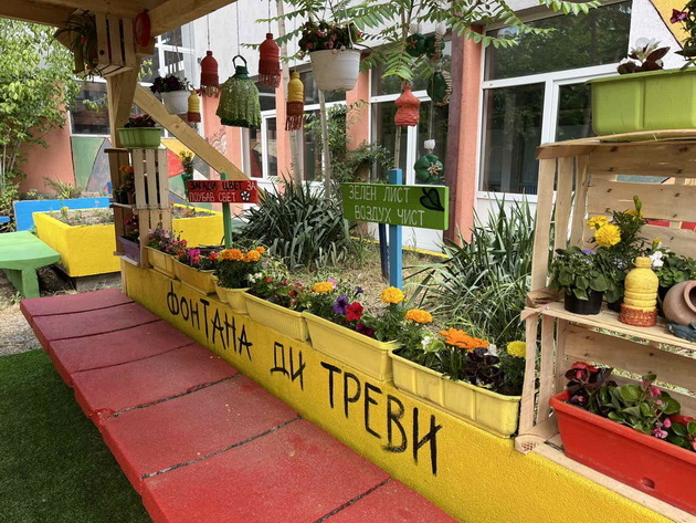 osnovno-uchilishte-vo-skopski-karposh-ima-kul-uredeno-dvorche-zaedno-pravat-ukrasi-od-stari-predmeti-uzhivaat-vo-katchinja-za-uchenje-22_2.jpg