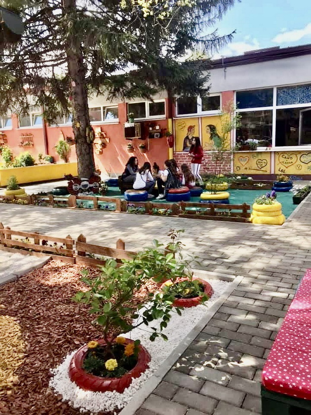 osnovno-uchilishte-vo-skopski-karposh-ima-kul-uredeno-dvorche-zaedno-pravat-ukrasi-od-stari-predmeti-uzhivaat-vo-katchinja-za-uchenje-24_2.jpg