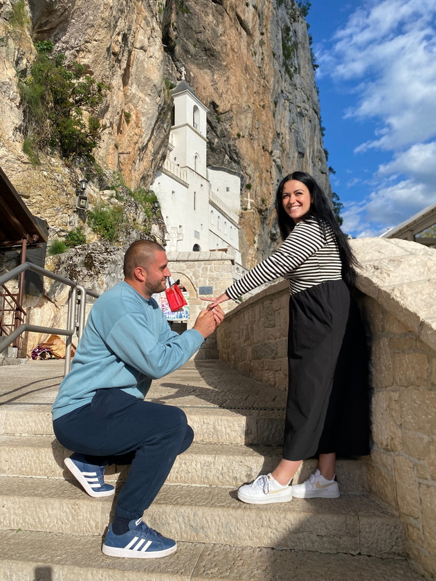 skopjanec-ja-zaprosi-sakanata-vo-manastirot-ostrog-spievme-vo-dvorot-utroto-na-kjebeto-ni-sletaa-gulabi-togash-ne-sfativ-deka-toa-e-simbol-11.jpeg