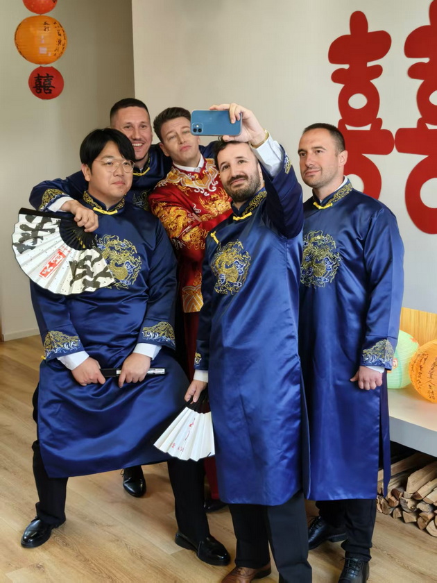 tomica-od-bogdanci-beshe-na-svadba-kaj-najdobriot-drugar-vo-kina-pominavme-10-000km-imashe-tradicii-denot-ni-pochna-vo-5-nautro-03.jpg