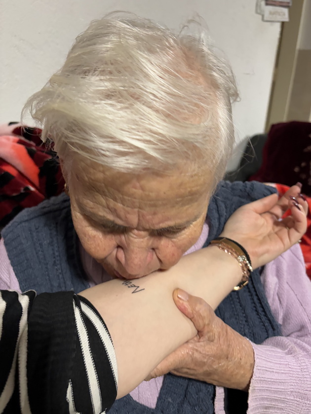 baba-i-vnuka-od-kavadarci-se-poim-za-neraskinliva-ljubov-natasha-29-si-gi-istetovira-imeto-i-okoto-na-baba-i-neda-81-11.jpeg