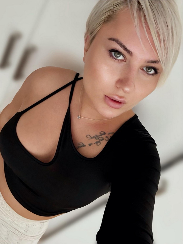 fifi-janevska-go-pokazha-dekolteto-vo-bikini-se-sprema-za-plazha-na-malta-po-snimanjeto-pesna-vo-makedonija-06.jpg