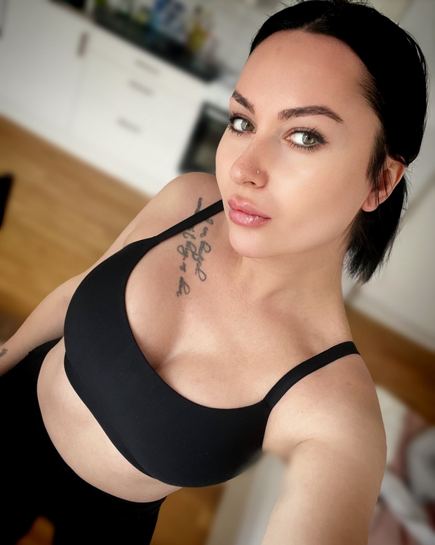 fifi-janevska-go-pokazha-dekolteto-vo-bikini-se-sprema-za-plazha-na-malta-po-snimanjeto-pesna-vo-makedonija-06_1.jpg