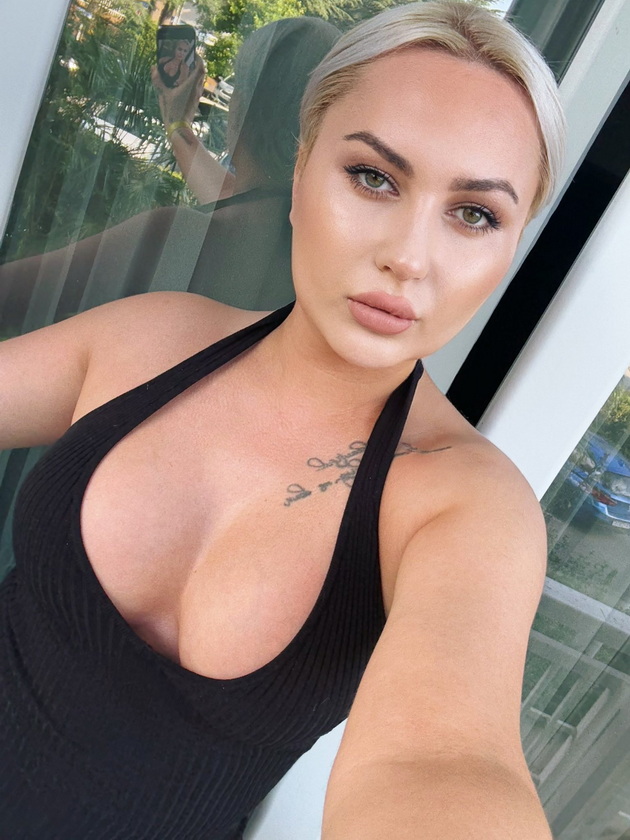 fifi-janevska-go-pokazha-dekolteto-vo-bikini-se-sprema-za-plazha-na-malta-po-snimanjeto-pesna-vo-makedonija-09.jpg