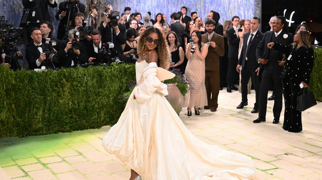 kjerkata-na-bijonse-ja-pokazha-tvrdoglavosta-srede-met-gala-2026-gi-izmachi-asistentite-taa-tera-po-svoe-video-02.jpg