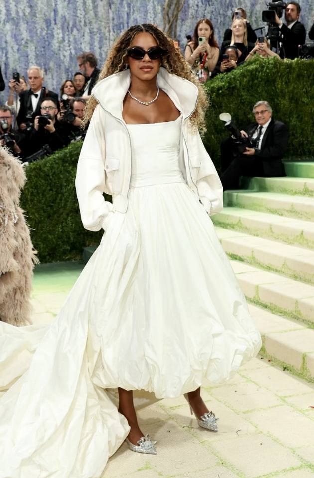 kjerkata-na-bijonse-ja-pokazha-tvrdoglavosta-srede-met-gala-2026-gi-izmachi-asistentite-taa-tera-po-svoe-video-03.jpg