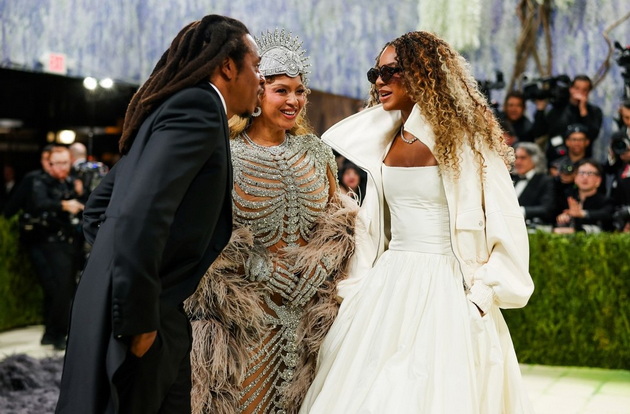 kjerkata-na-bijonse-ja-pokazha-tvrdoglavosta-srede-met-gala-2026-gi-izmachi-asistentite-taa-tera-po-svoe-video-05_copy.jpg