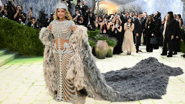 kjerkata-na-bijonse-ja-pokazha-tvrdoglavosta-srede-met-gala-2026-gi-izmachi-asistentite-taa-tera-po-svoe-video-06.jpg