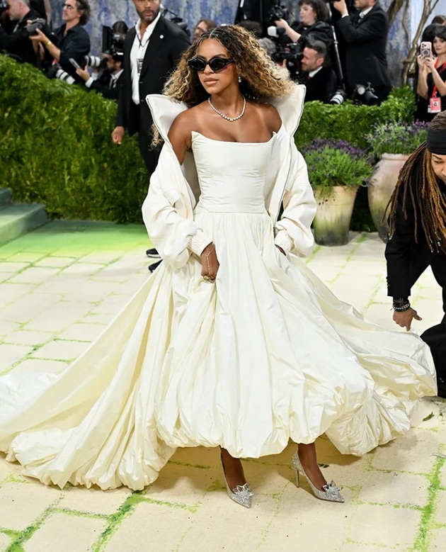 kjerkata-na-bijonse-ja-pokazha-tvrdoglavosta-srede-met-gala-2026-gi-izmachi-asistentite-taa-tera-po-svoe-video-07.jpg