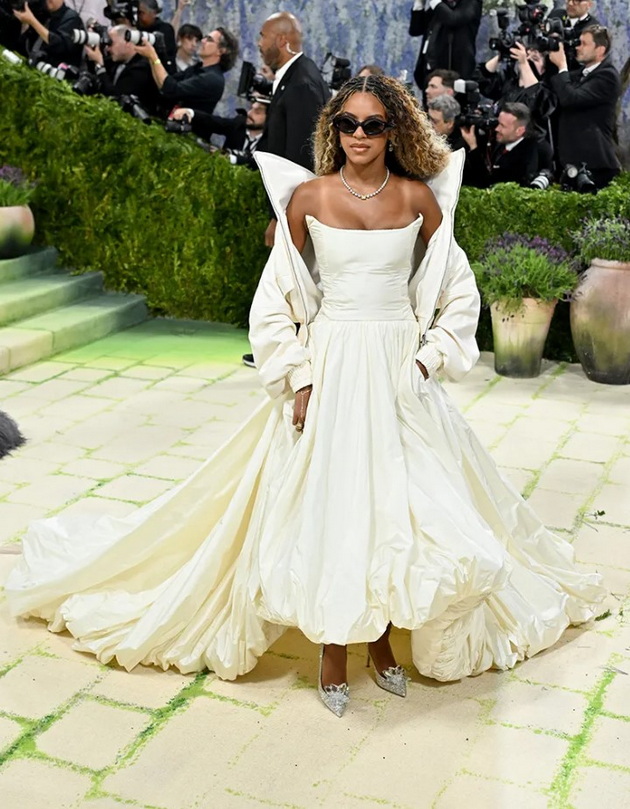 kjerkata-na-bijonse-ja-pokazha-tvrdoglavosta-srede-met-gala-2026-gi-izmachi-asistentite-taa-tera-po-svoe-video-08.jpg