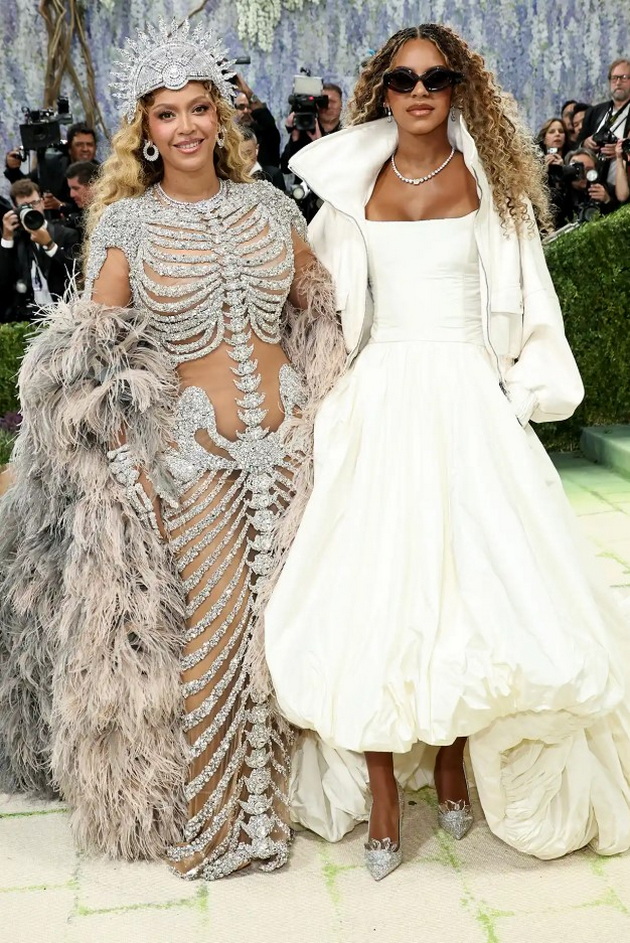 kjerkata-na-bijonse-ja-pokazha-tvrdoglavosta-srede-met-gala-2026-gi-izmachi-asistentite-taa-tera-po-svoe-video-09.jpg