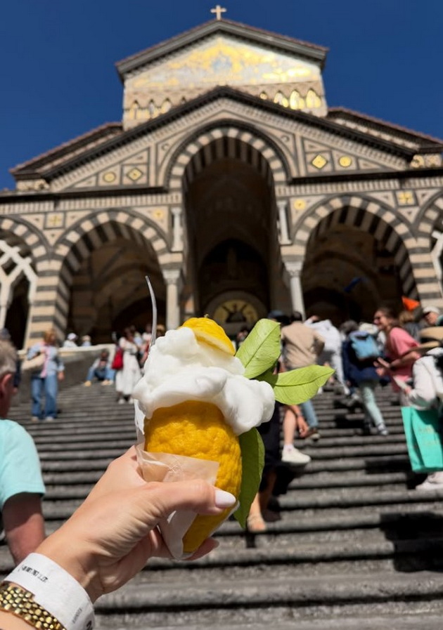 maja-kikiritkova-e-razocharana-od-amalfi-i-positano-guzhvi-sladoled-so-limon-e-20-evra-i-60-evra-zavrshija-vo-kanta-28.jpg