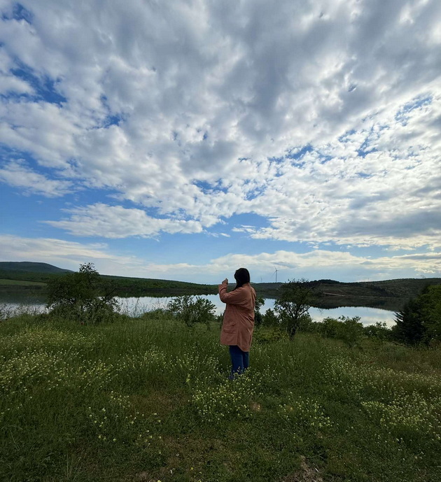 natalija-danailova-za-rodniot-grad-vo-bogdanci-zad-kukjata-imam-rid-se-budam-so-pesnata-na-pticite-gledam-zajdisonca-05.jpg