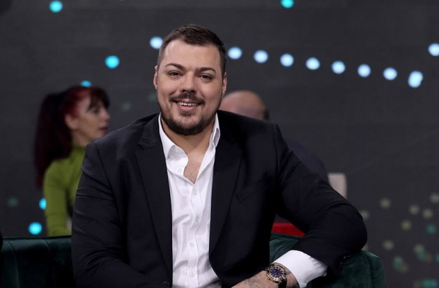 srpski-pejach-vo-alkoholizirano-izdanie-napravi-skandal-srede-avion-kapetanot-reagirashe-zavrshi-na-psihijatrija-05.jpg