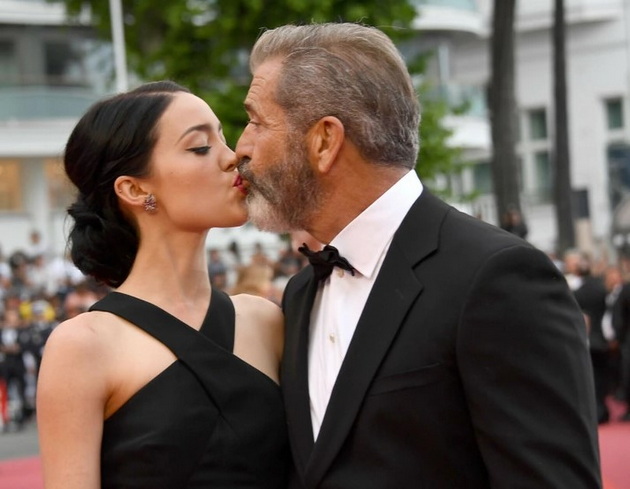 tinejdjer-vo-dusha-mel-gibson-70-ja-baknuva-i-gushka-novata-devojka-vo-rim-otkako-ja-napushti-34-godini-pomladata-sopruga-06.jpg