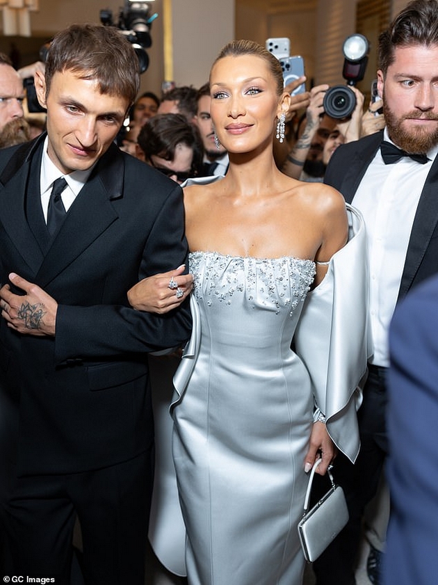 bela-hadid-na-kanski-filmski-festival-so-pomaliot-brat-beshe-vo-vrska-so-nikola-pelc-i-nego-go-skarala-so-roditelite-11.JPG