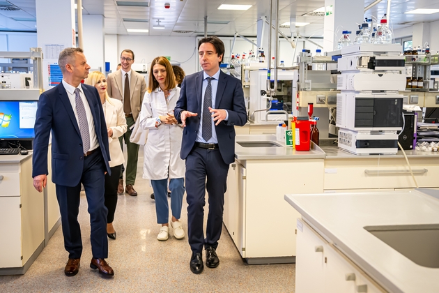 britanskiot-ambasador-vo-oficijalna-rabotna-poseta-na-alkaloid-02.JPG