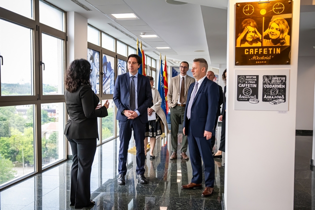 britanskiot-ambasador-vo-oficijalna-rabotna-poseta-na-alkaloid-03.JPG