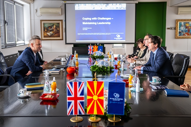 britanskiot-ambasador-vo-oficijalna-rabotna-poseta-na-alkaloid-05.JPG