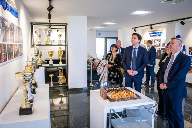 britanskiot-ambasador-vo-oficijalna-rabotna-poseta-na-alkaloid-8.JPG