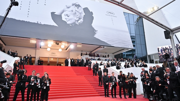chekanje-po-10-chasa-vo-redici-so-shtikli-nema-ni-hrana-ni-voda-kako-navistina-izgleda-kanskiot-filmski-festival-02.JPG