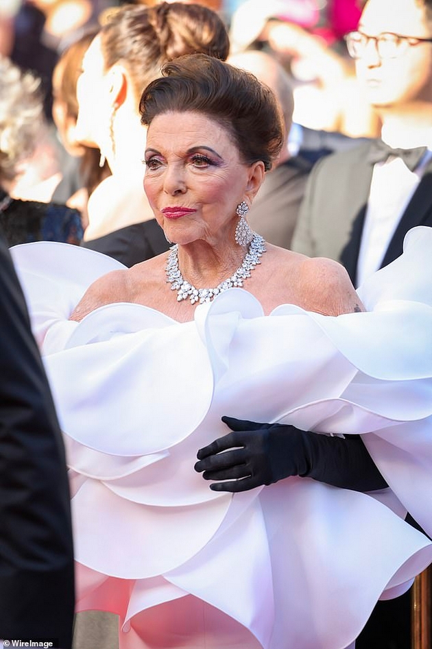 demi-mur-koski-i-kozha-dzhoan-kolins-kako-holivudska-diva-dzvezdite-na-otvoranjeto-na-kanskiot-filmski-festival-foto-02.JPG