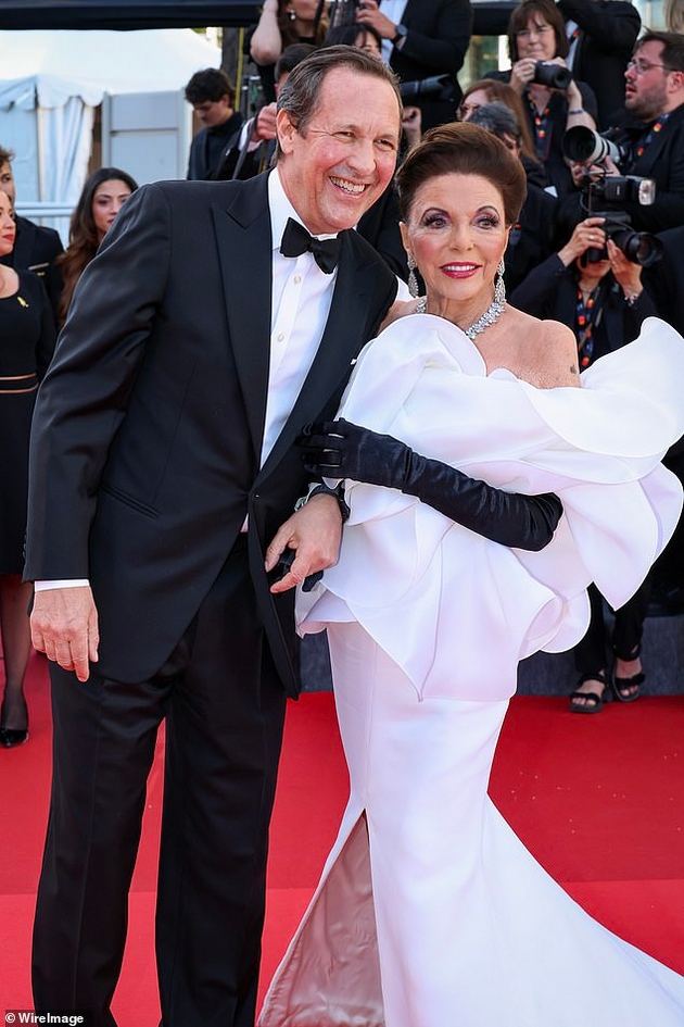 demi-mur-koski-i-kozha-dzhoan-kolins-kako-holivudska-diva-dzvezdite-na-otvoranjeto-na-kanskiot-filmski-festival-foto-11.JPG