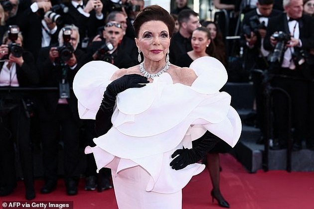 demi-mur-koski-i-kozha-dzhoan-kolins-kako-holivudska-diva-dzvezdite-na-otvoranjeto-na-kanskiot-filmski-festival-foto-12.JPG