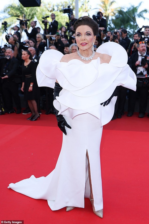 demi-mur-koski-i-kozha-dzhoan-kolins-kako-holivudska-diva-dzvezdite-na-otvoranjeto-na-kanskiot-filmski-festival-foto-14.JPG