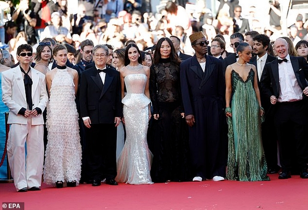 demi-mur-koski-i-kozha-dzhoan-kolins-kako-holivudska-diva-dzvezdite-na-otvoranjeto-na-kanskiot-filmski-festival-foto-17.JPG