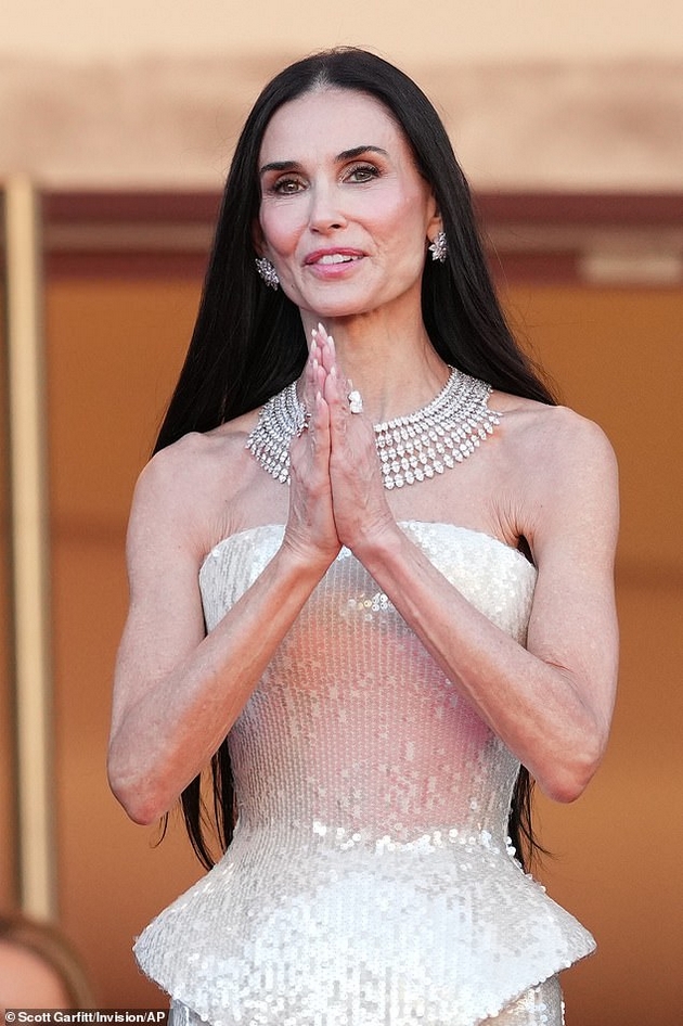 demi-mur-koski-i-kozha-dzhoan-kolins-kako-holivudska-diva-dzvezdite-na-otvoranjeto-na-kanskiot-filmski-festival-foto-18.JPG