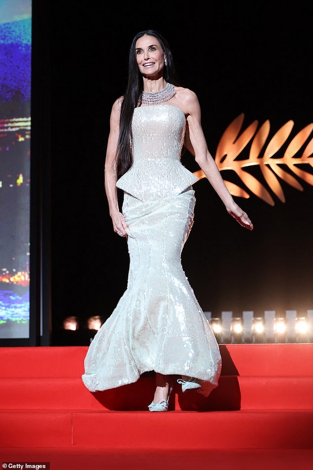 demi-mur-koski-i-kozha-dzhoan-kolins-kako-holivudska-diva-dzvezdite-na-otvoranjeto-na-kanskiot-filmski-festival-foto-9.JPG