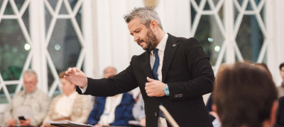dirigentot-vladimir-dimovski-povtorno-kje-zapee-na-scenata-na-30-godini-si-do-povekje.jpg