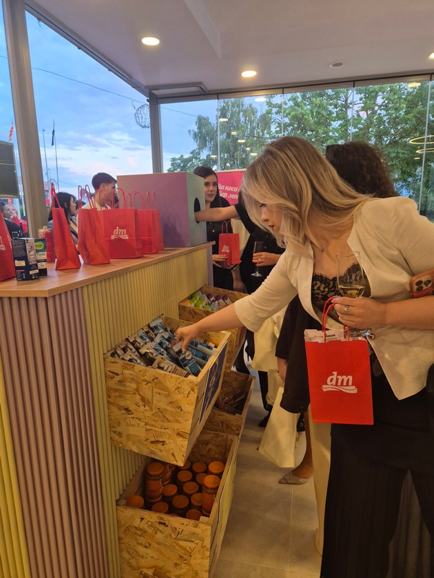 dm-drogerie-markt-dobi-nagrada-za-opshtestvena-odgovornost-za-platformata-idnina-koja-inspirira-na-nastanot-na-ubavina-i-zdravje-.JPG