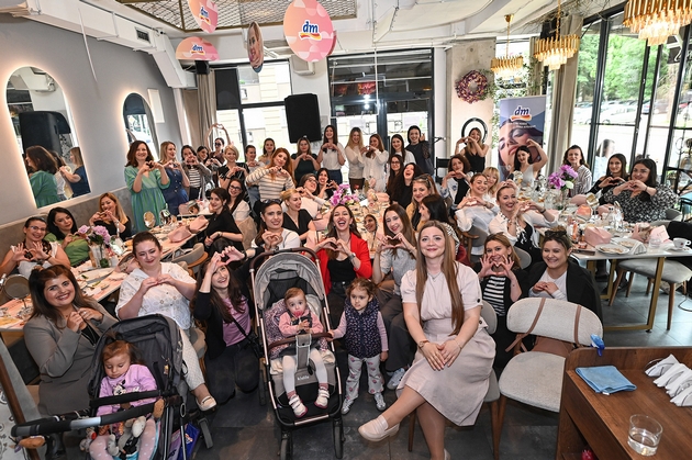 dm-i-mama-krug-priredija-make-up-glow-brunch-toplo-zhensko-pretpladne-so-kafe-nega-i-razgovori-01.JPG