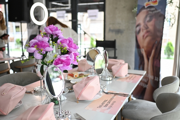 dm-i-mama-krug-priredija-make-up-glow-brunch-toplo-zhensko-pretpladne-so-kafe-nega-i-razgovori-02.JPG