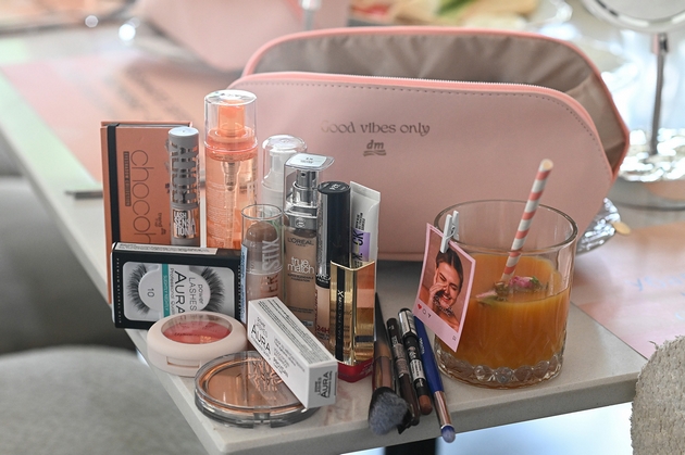 dm-i-mama-krug-priredija-make-up-glow-brunch-toplo-zhensko-pretpladne-so-kafe-nega-i-razgovori-03.JPG