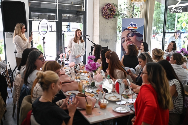 dm-i-mama-krug-priredija-make-up-glow-brunch-toplo-zhensko-pretpladne-so-kafe-nega-i-razgovori-05.JPG