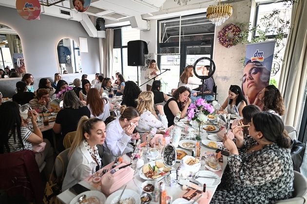 dm-i-mama-krug-priredija-make-up-glow-brunch-toplo-zhensko-pretpladne-so-kafe-nega-i-razgovori-06.JPG