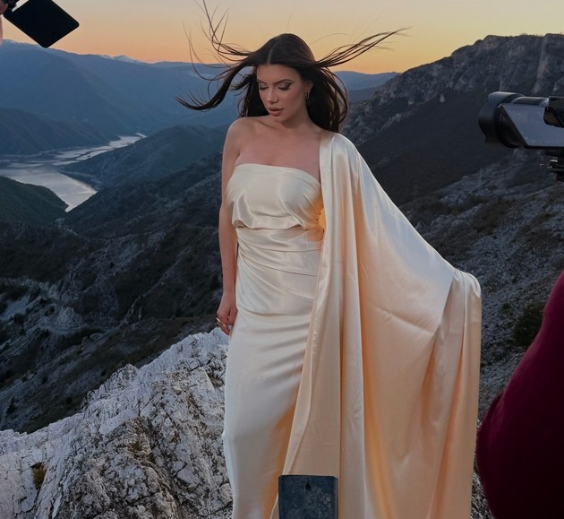 dragana-jovanovska-ja-objavi-laga-nova-pesna-so-moderen-zvuk-i-mokjen-tim-zad-sebe-video-01.JPG